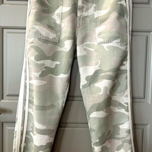 MOTHER The Shaker Chop Crop Fray in Desert Print